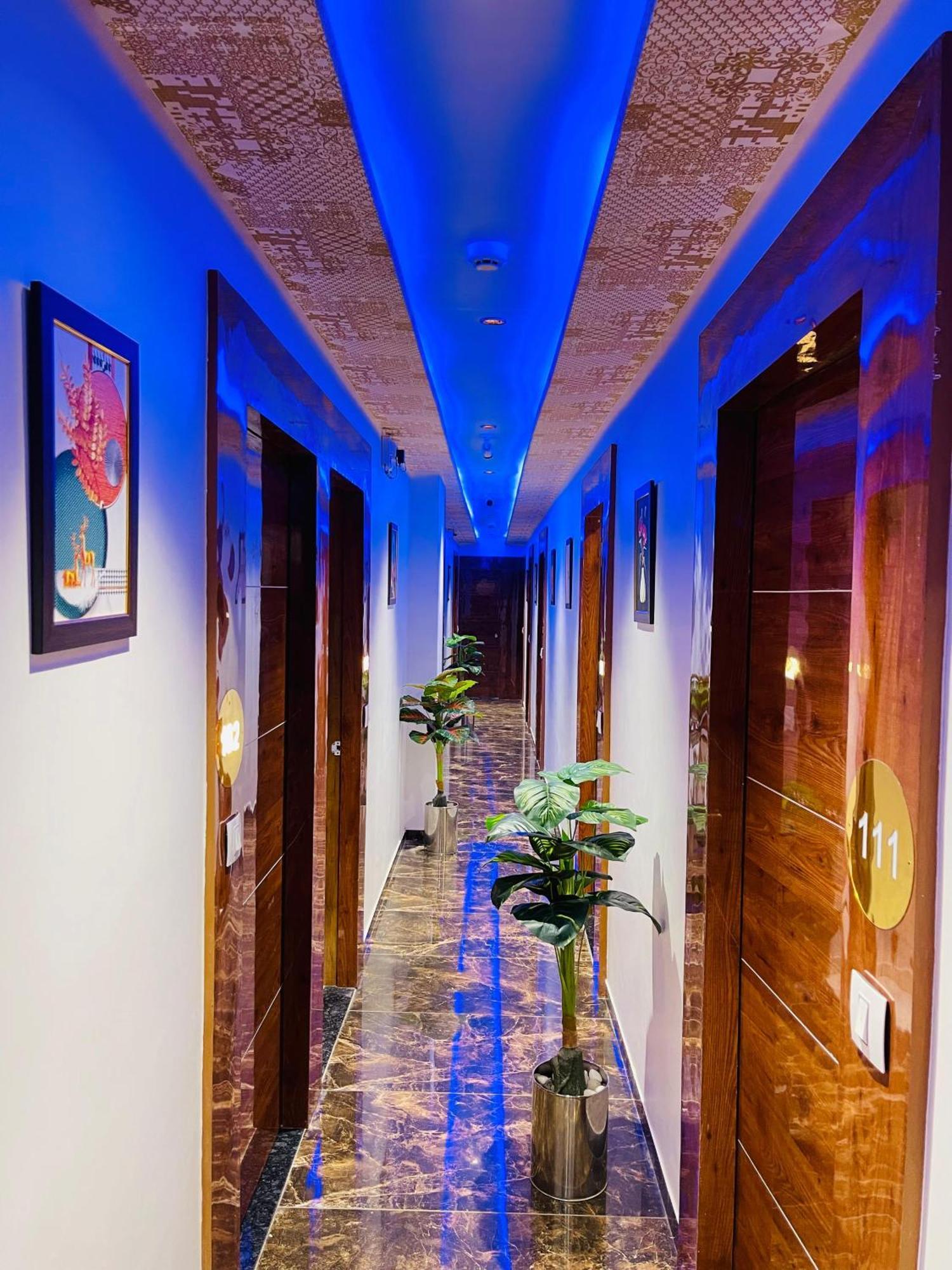 Hotel Avenue Sky Ахмедабад Экстерьер фото